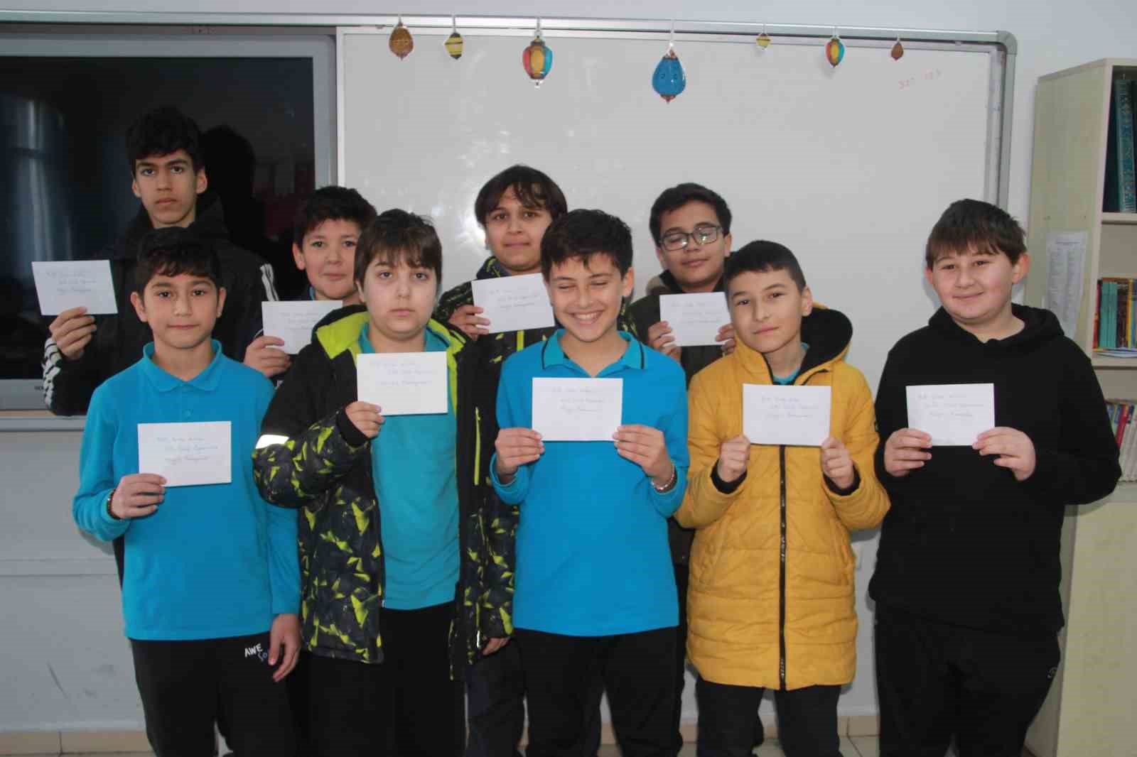 İhtiyaç sahipleri için harçlıklarını biriktiren öğrenciler duygulandırdı
