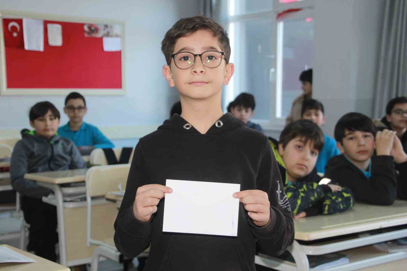 İhtiyaç sahipleri için harçlıklarını biriktiren öğrenciler duygulandırdı
