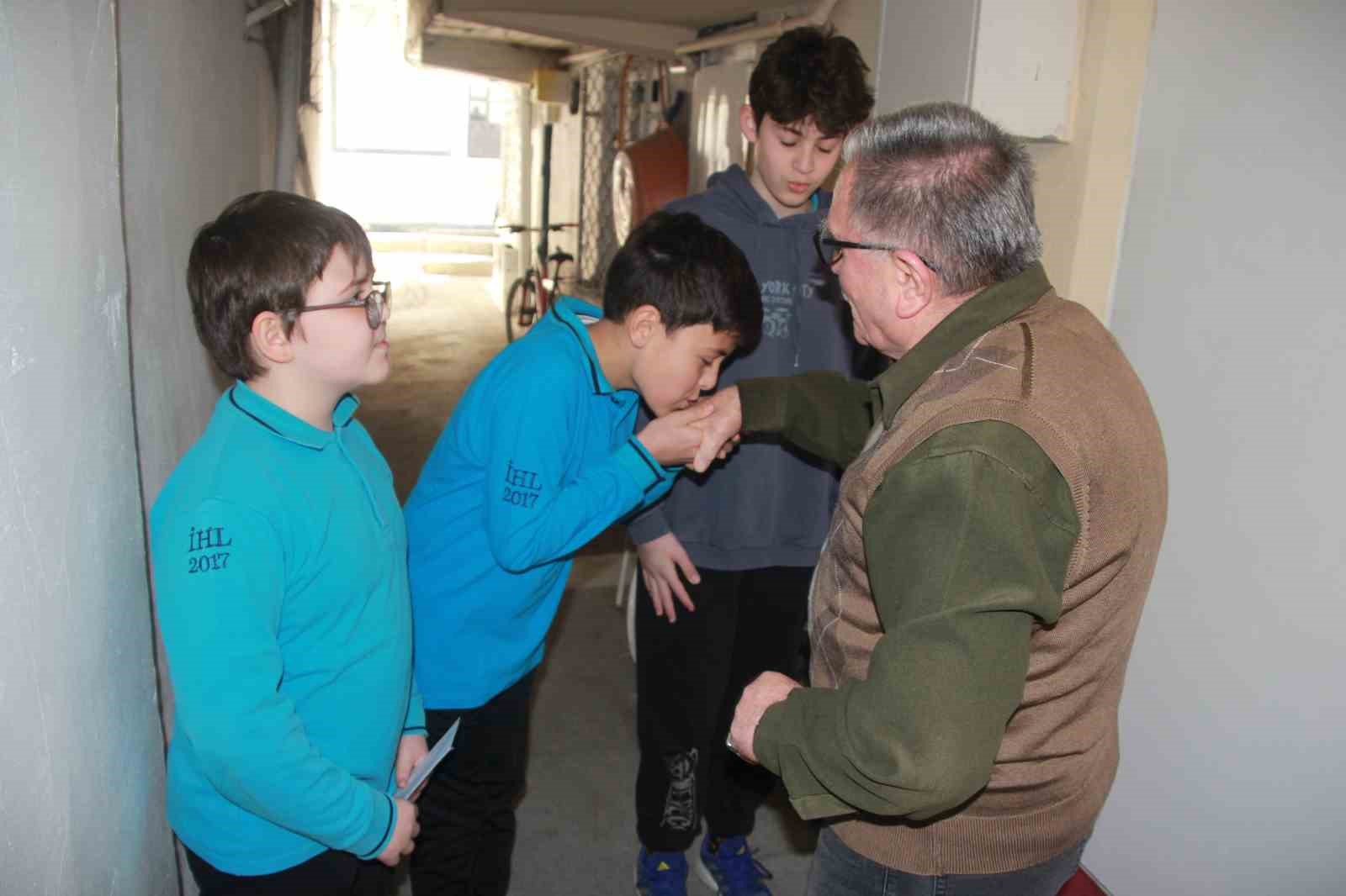 İhtiyaç sahipleri için harçlıklarını biriktiren öğrenciler duygulandırdı
