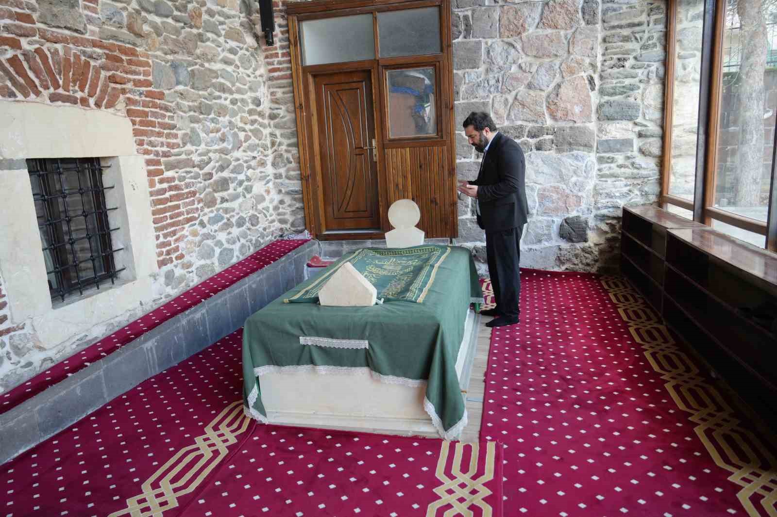 II. Abdülhamid Han’ın torunu Abdülhamit Kayıhan Osmanoğlu: "Değerleri koruma kanunu çıkarılsın"
II. Abdülhamid Han’ın torunu Abdülhamit Kayıhan Osmanoğlu: "Değerleri koruma kanunu çıkarılsın"