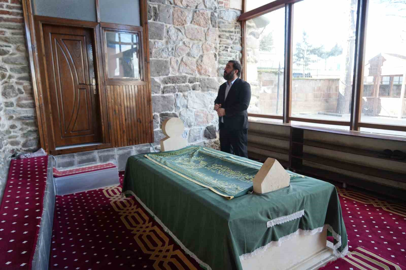 II. Abdülhamid Han’ın torunu Abdülhamit Kayıhan Osmanoğlu: "Değerleri koruma kanunu çıkarılsın"
II. Abdülhamid Han’ın torunu Abdülhamit Kayıhan Osmanoğlu: "Değerleri koruma kanunu çıkarılsın"