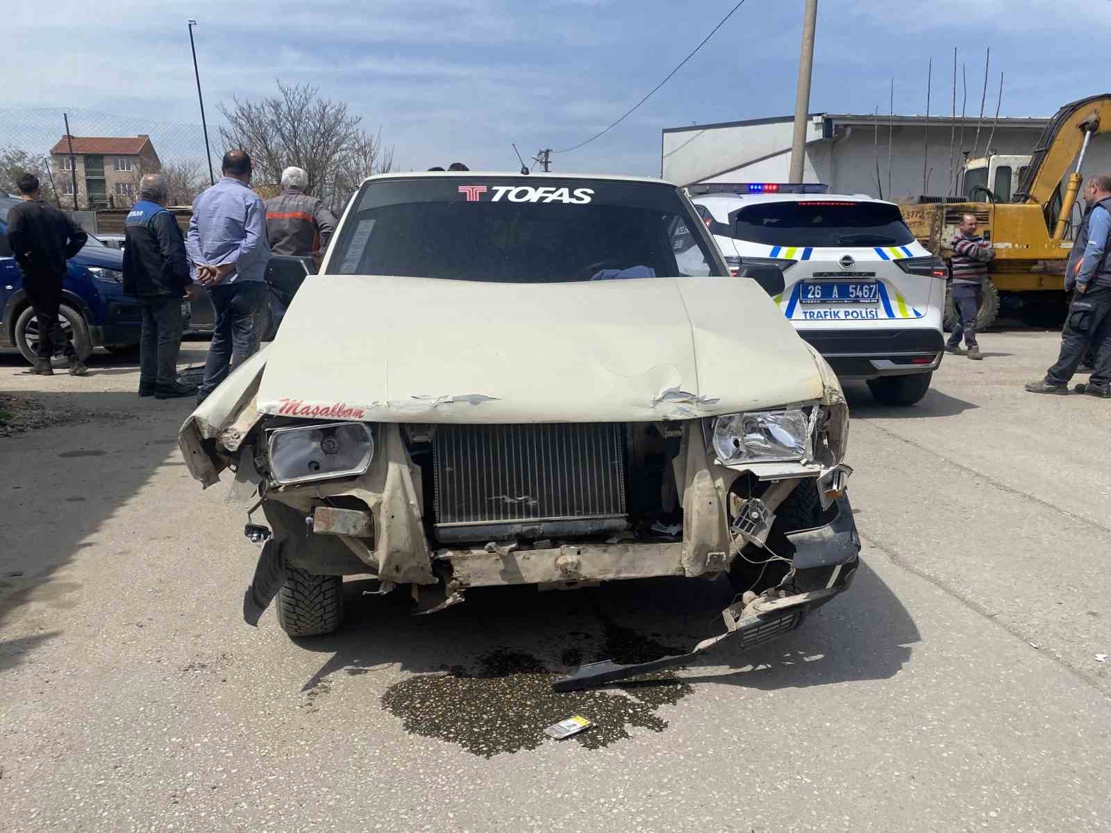 İki araç çarpıştı, 4 araç hasar aldı
