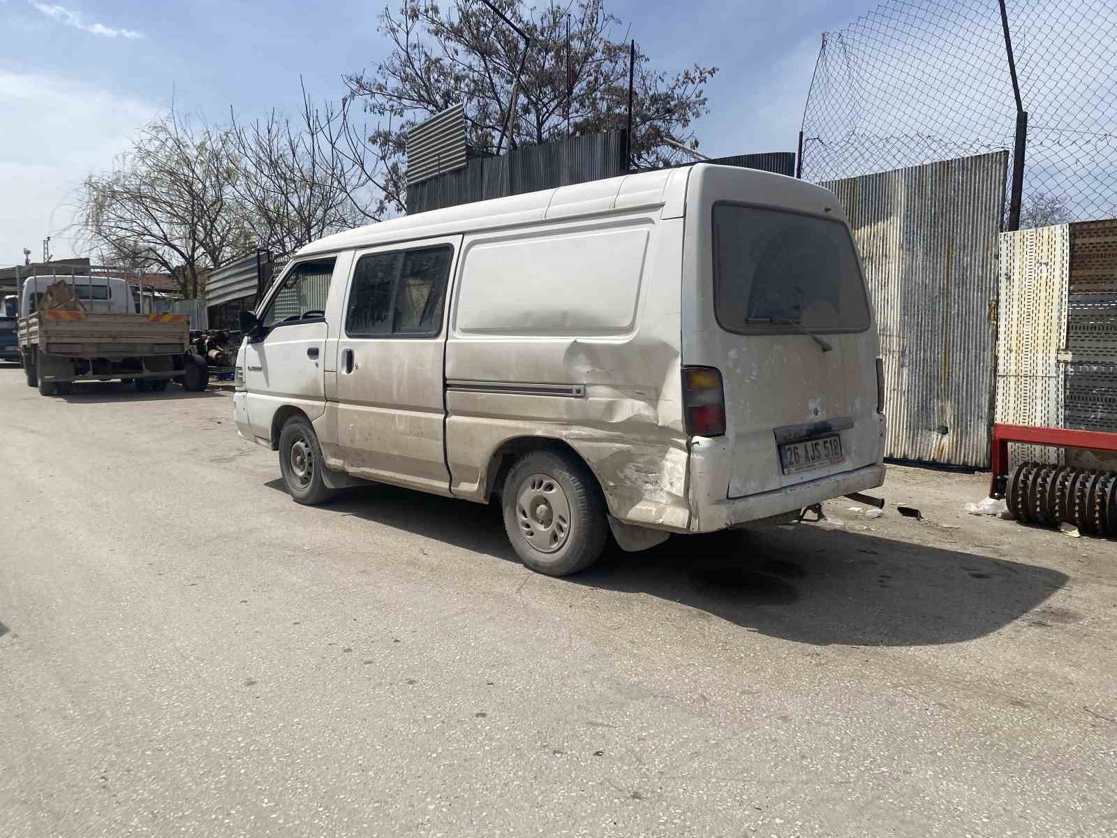 İki araç çarpıştı, 4 araç hasar aldı
