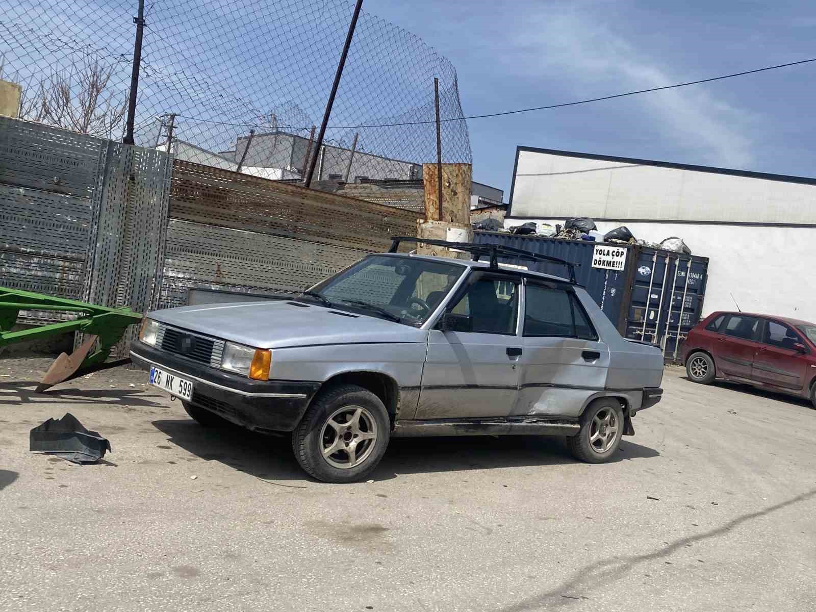 İki araç çarpıştı, 4 araç hasar aldı
