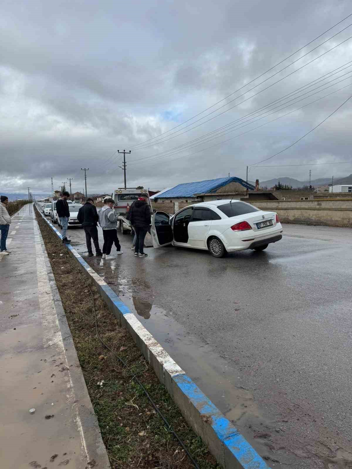 İki aracın çarpıştığı kazada şans eseri ölen ya da yaralanan olmadı

