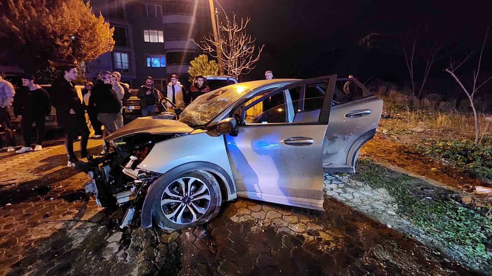 İki aracın kafa kafaya çarpıştığı feci kazada can pazarı: 3 ağır yaralı
