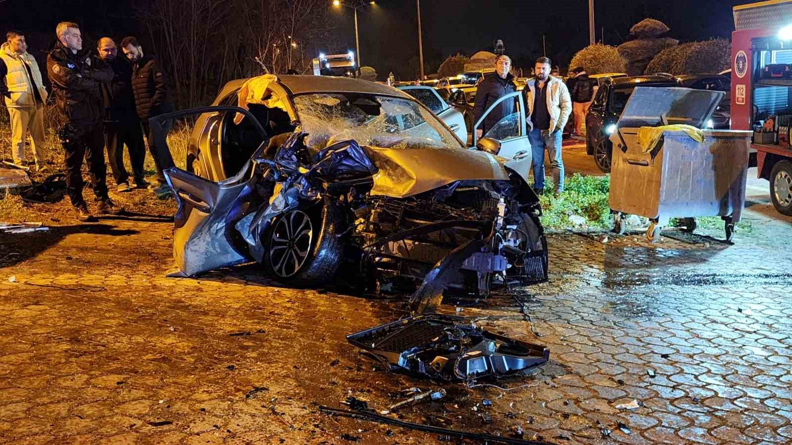 İki aracın kafa kafaya çarpıştığı feci kazada can pazarı: 3 ağır yaralı
