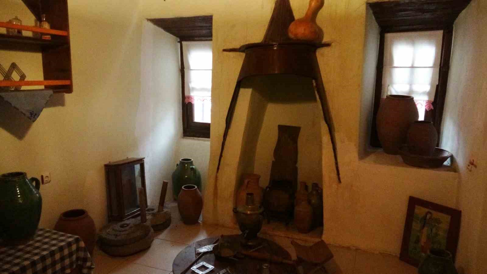 İki asırlık Emiroğlu Konağı tarihe ışık tutuyor
