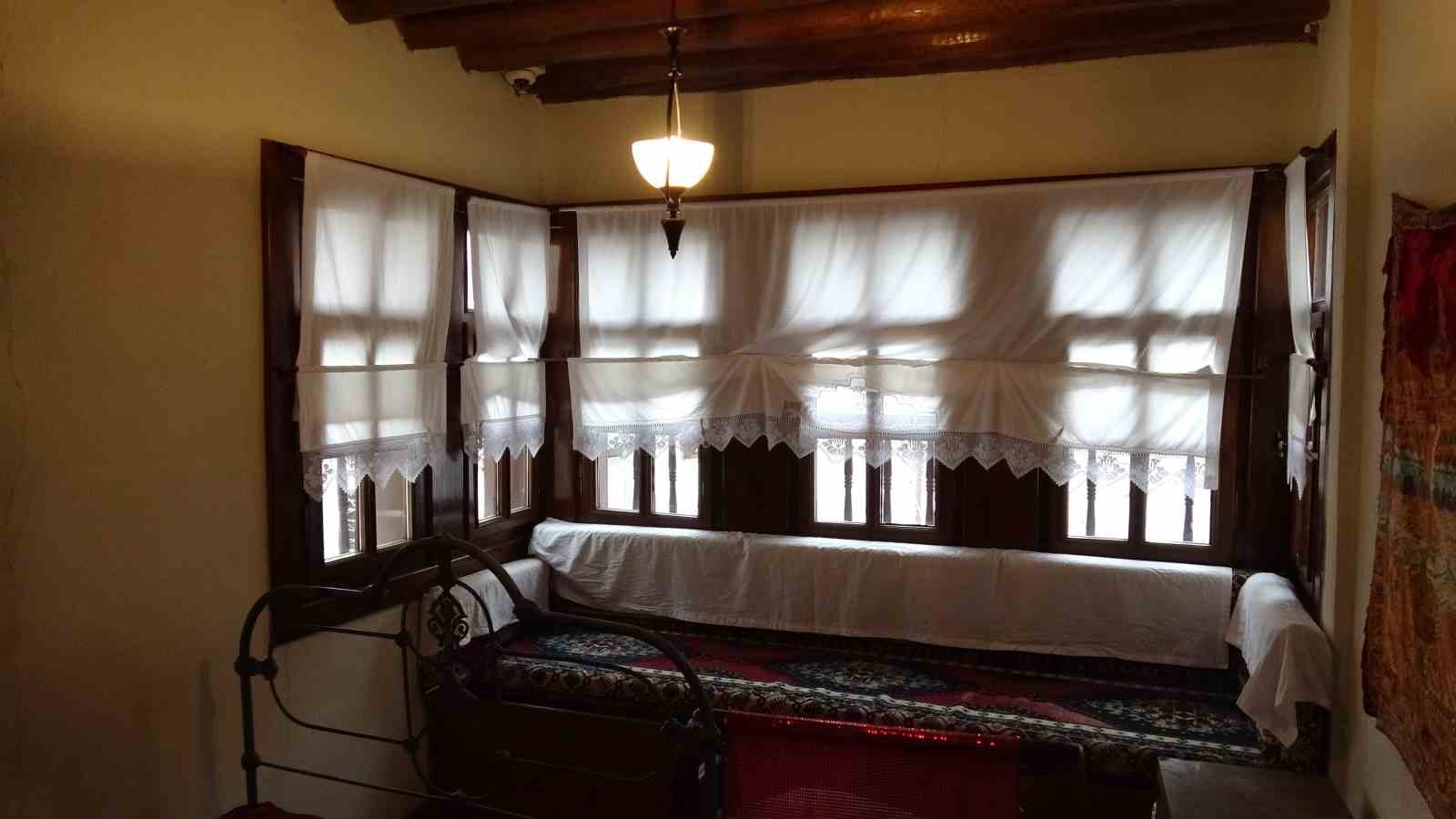 İki asırlık Emiroğlu Konağı tarihe ışık tutuyor
