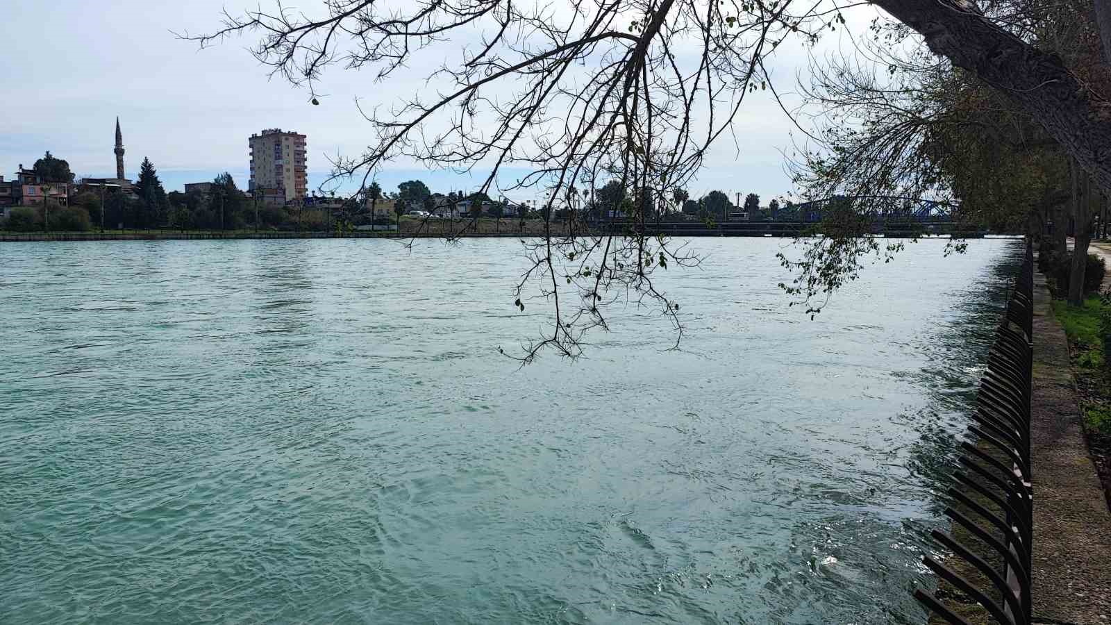 İki ayda gelen yağış barajı doldurdu: Seyhan Nehri coştu
