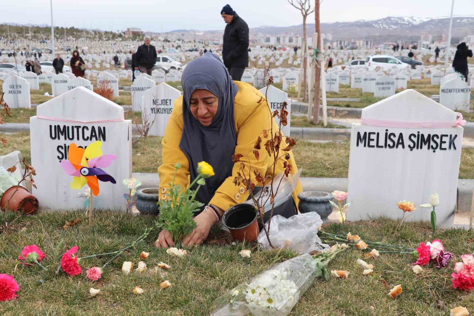 İki evladı vahşice öldürülen anne, bayram öncesi evlatlarının kabrini ziyaret etti
