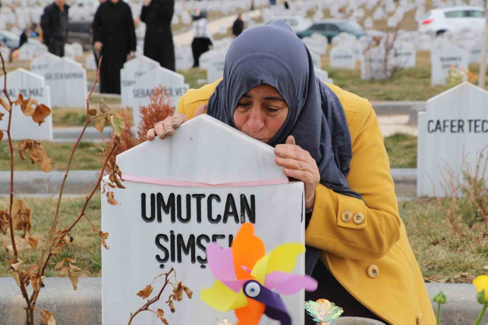 İki evladı vahşice öldürülen anne, bayram öncesi evlatlarının kabrini ziyaret etti
