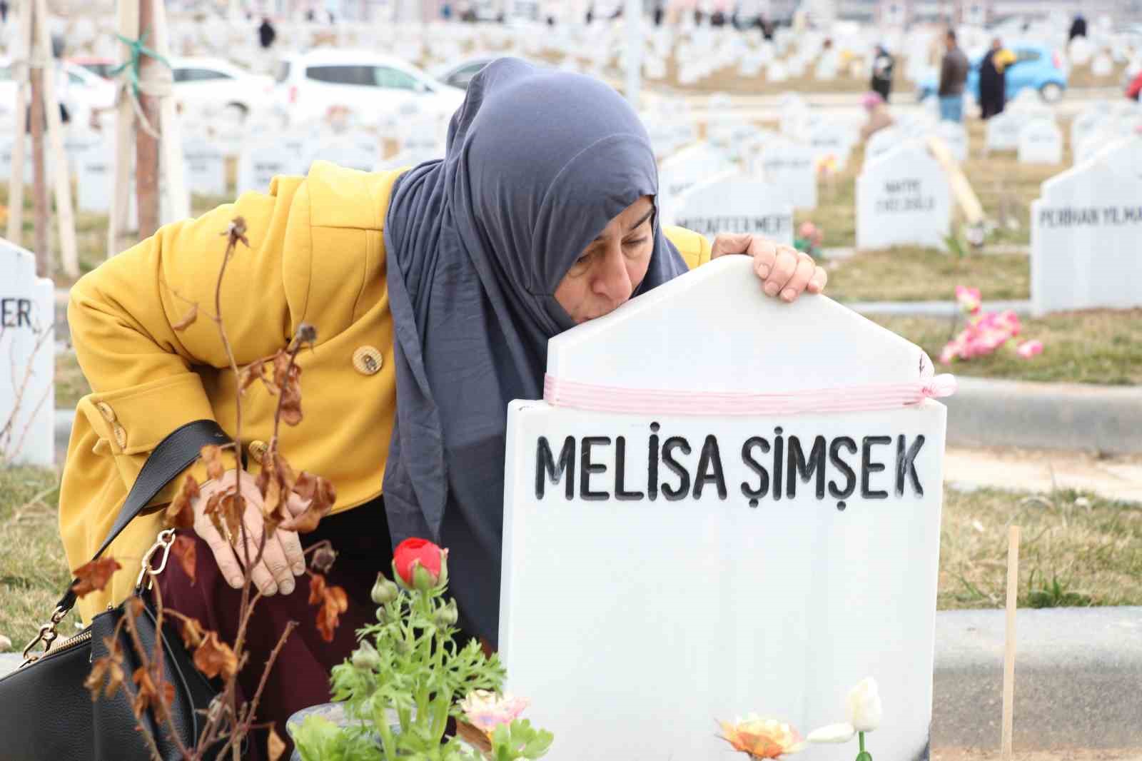 İki evladı vahşice öldürülen anne, bayram öncesi evlatlarının kabrini ziyaret etti
