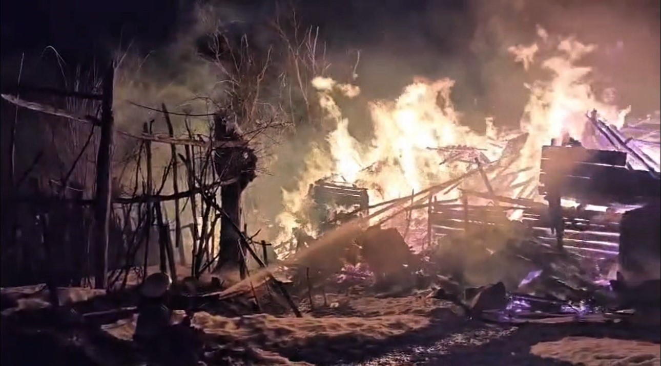 İki katlı ahşap ev alevlere teslim oldu: 1 yaralı
