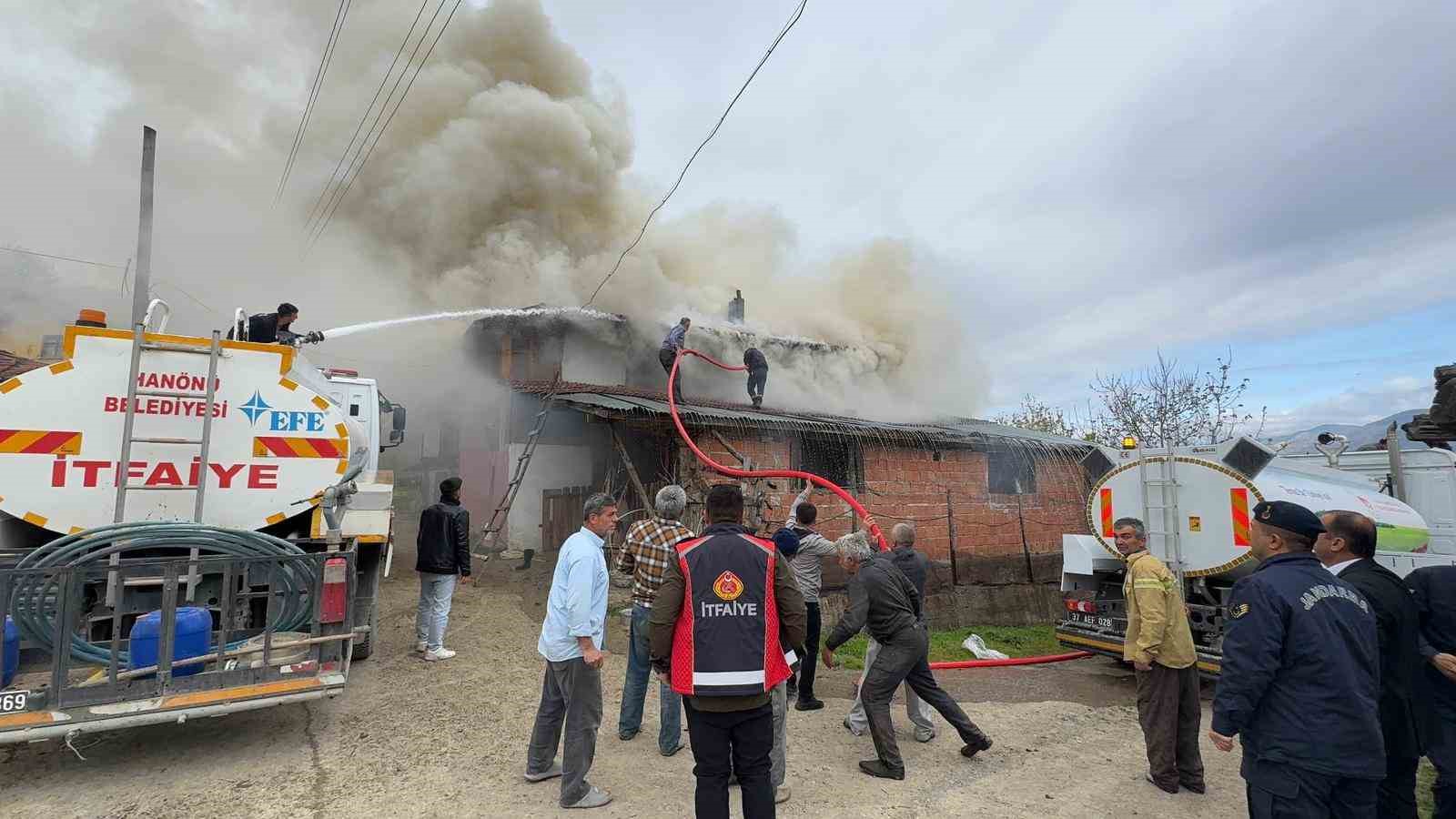 İki katlı ev alev alev yandı

