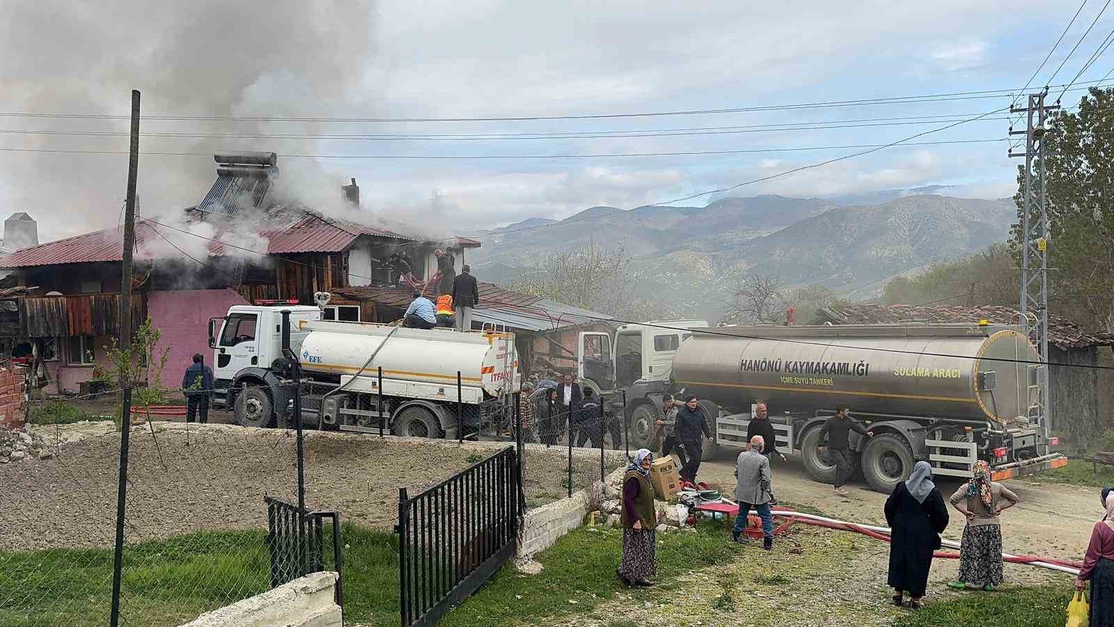 İki katlı ev alev alev yandı
