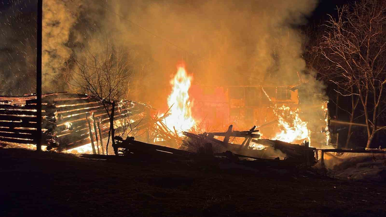 İki katlı ev alevlere teslim oldu
