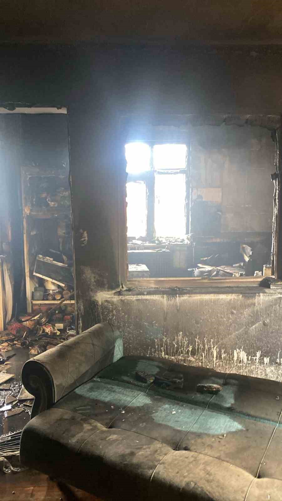 İki katlı evin mutfağında çıkan yangın paniğe neden oldu
