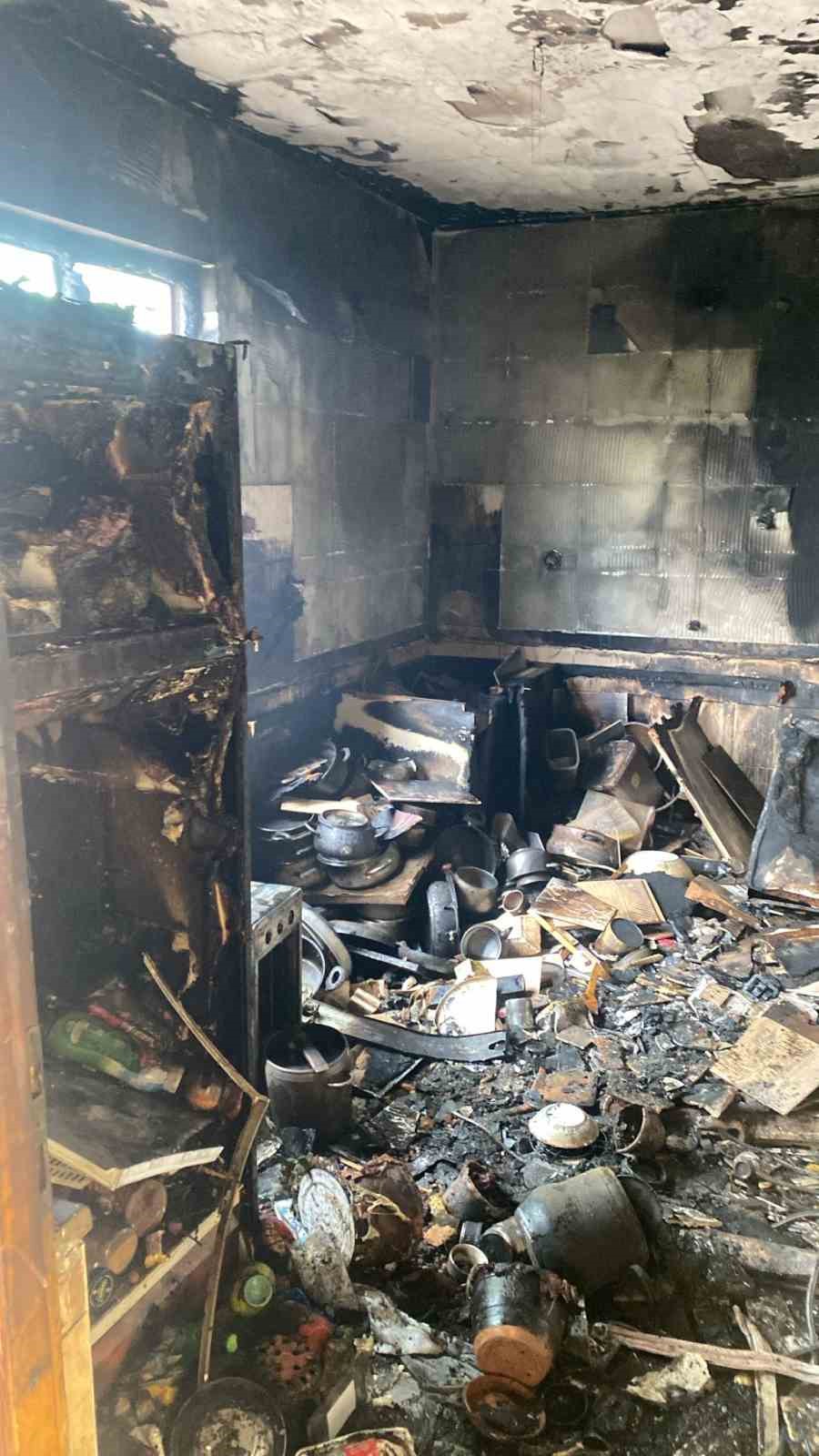 İki katlı evin mutfağında çıkan yangın paniğe neden oldu
