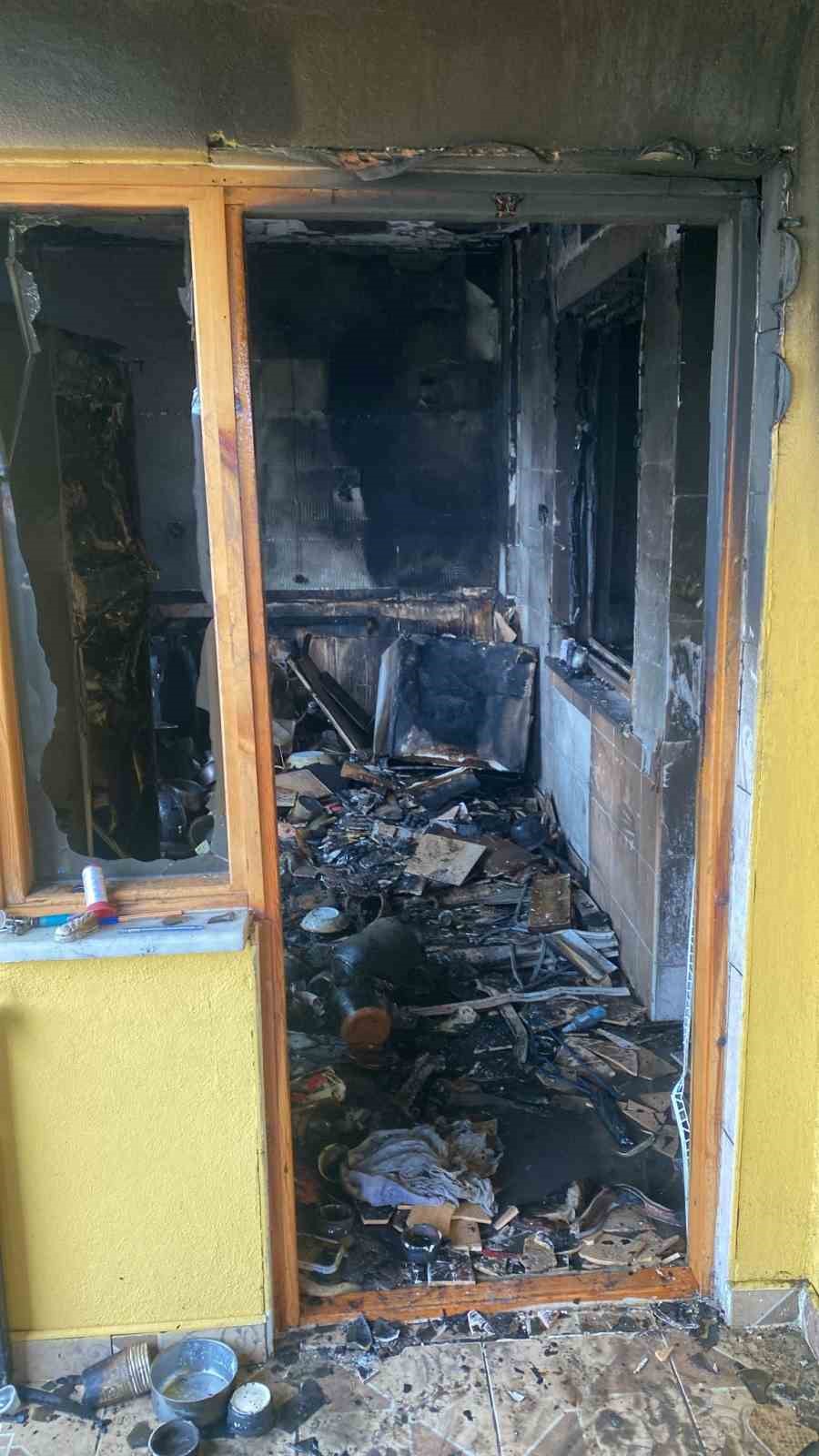 İki katlı evin mutfağında çıkan yangın paniğe neden oldu
