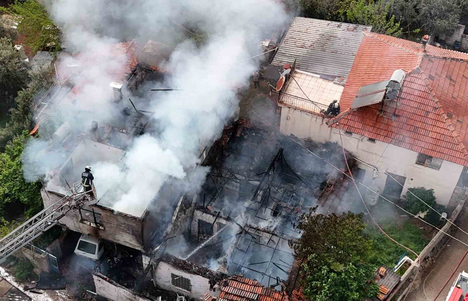 İki katlı gecekonduda çıkan yangın bitişiğindeki eve sıçradı
