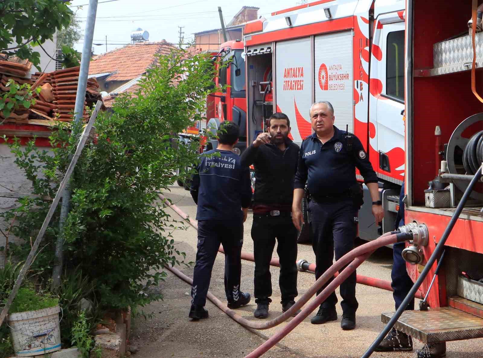 İki katlı gecekonduda çıkan yangın bitişiğindeki eve sıçradı
