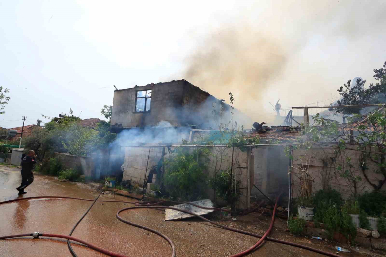 İki katlı gecekonduda çıkan yangın bitişiğindeki eve sıçradı
