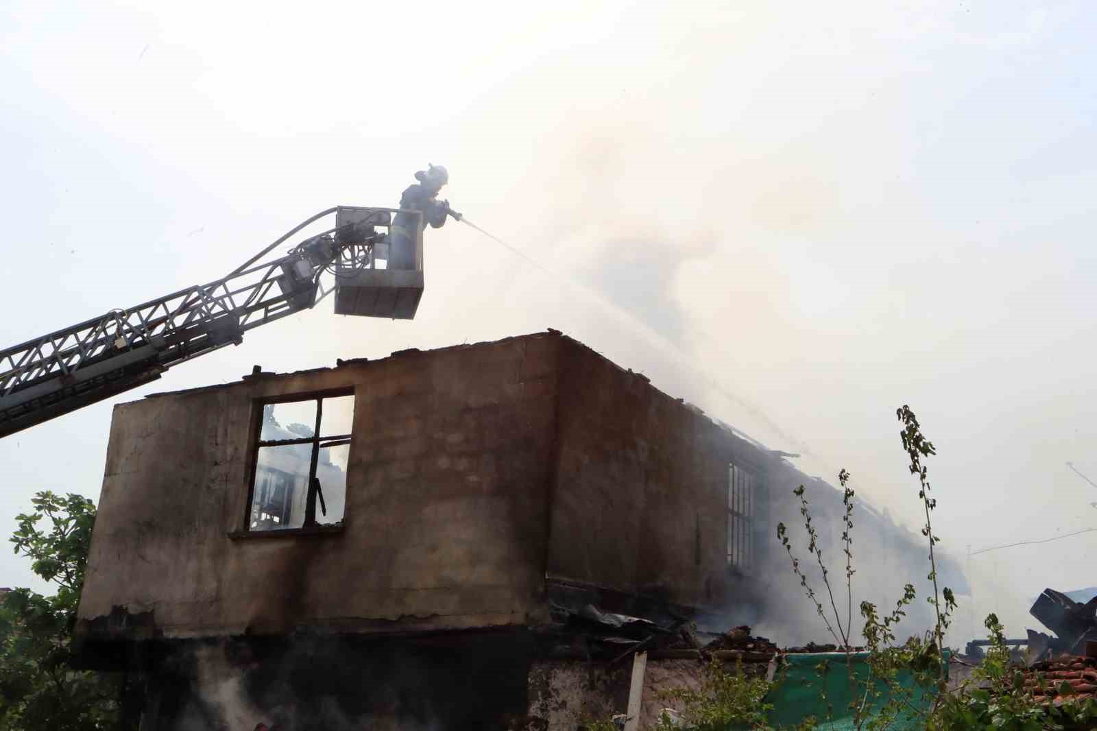 İki katlı gecekonduda çıkan yangın bitişiğindeki eve sıçradı
