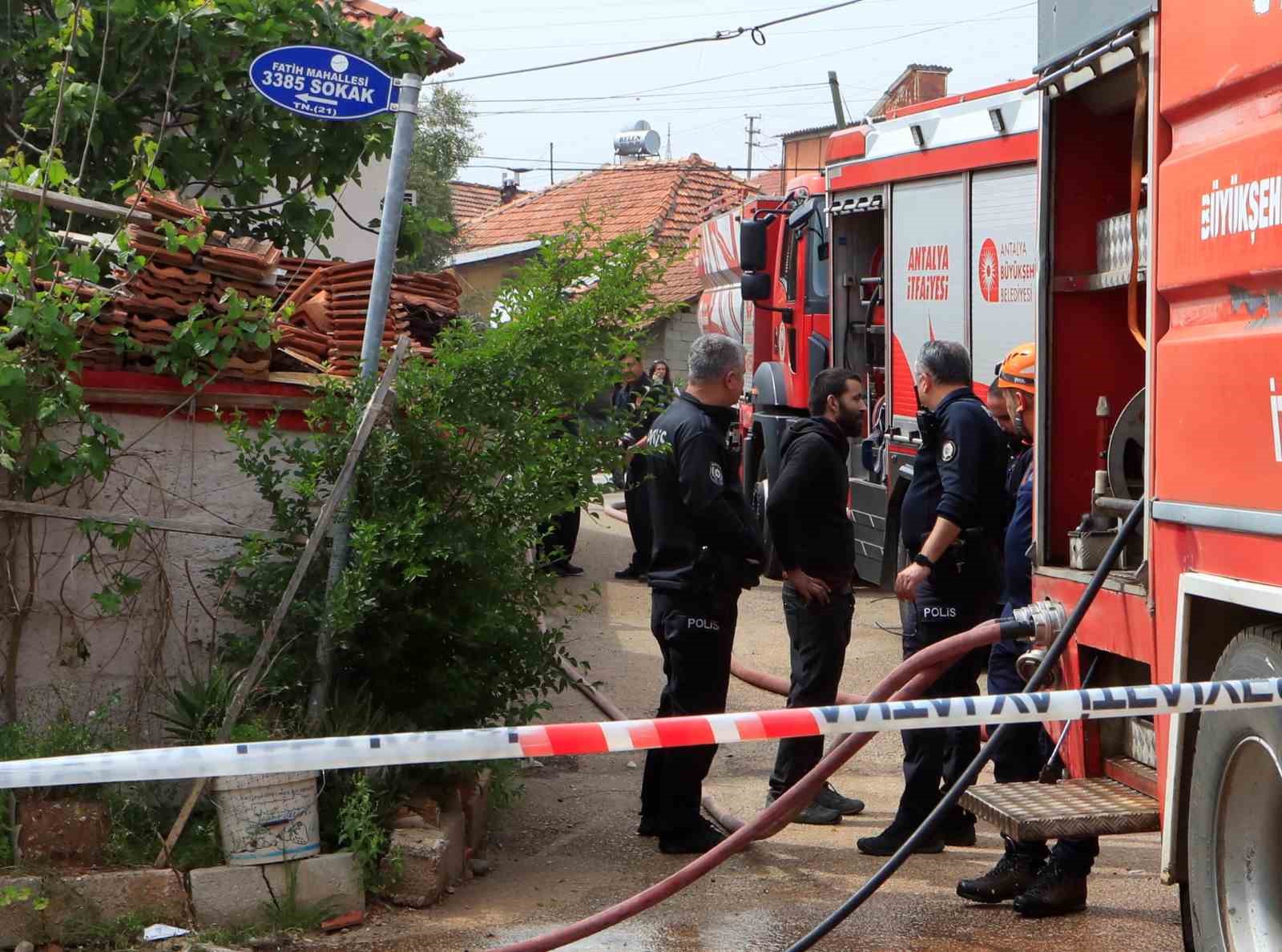 İki katlı gecekonduda çıkan yangın bitişiğindeki eve sıçradı
