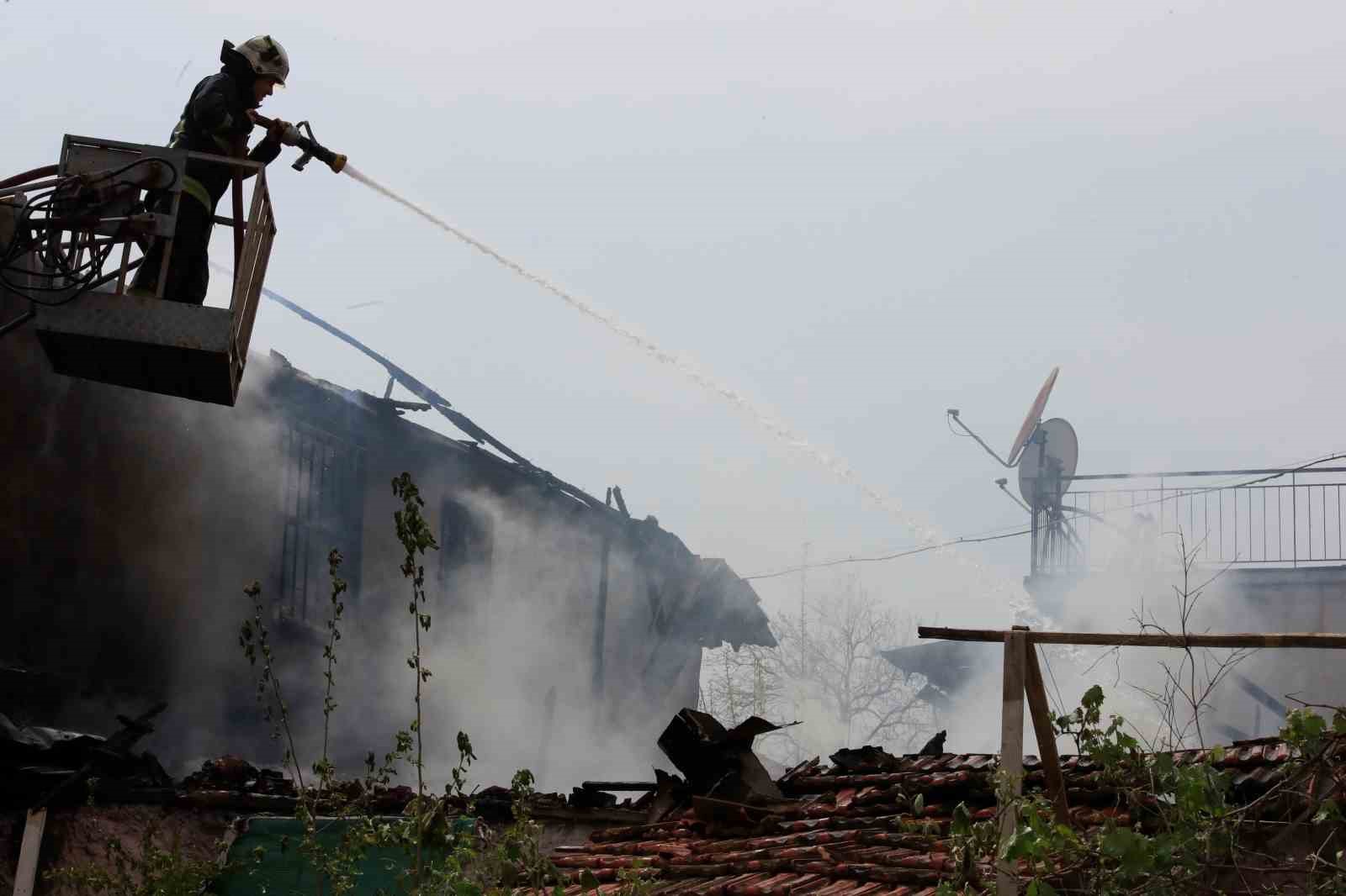 İki katlı gecekonduda çıkan yangın bitişiğindeki eve sıçradı
