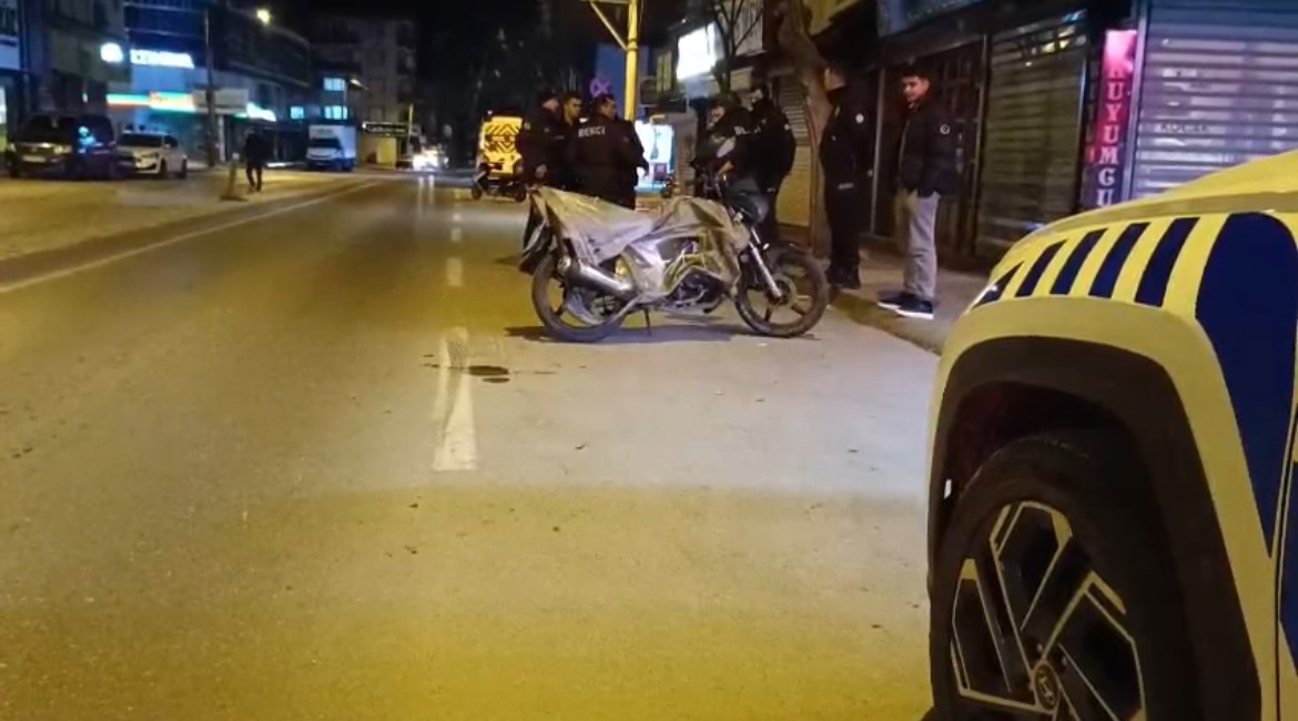 İki motosiklet böyle çarpıştı… 1’i hamile 2 yaralı
