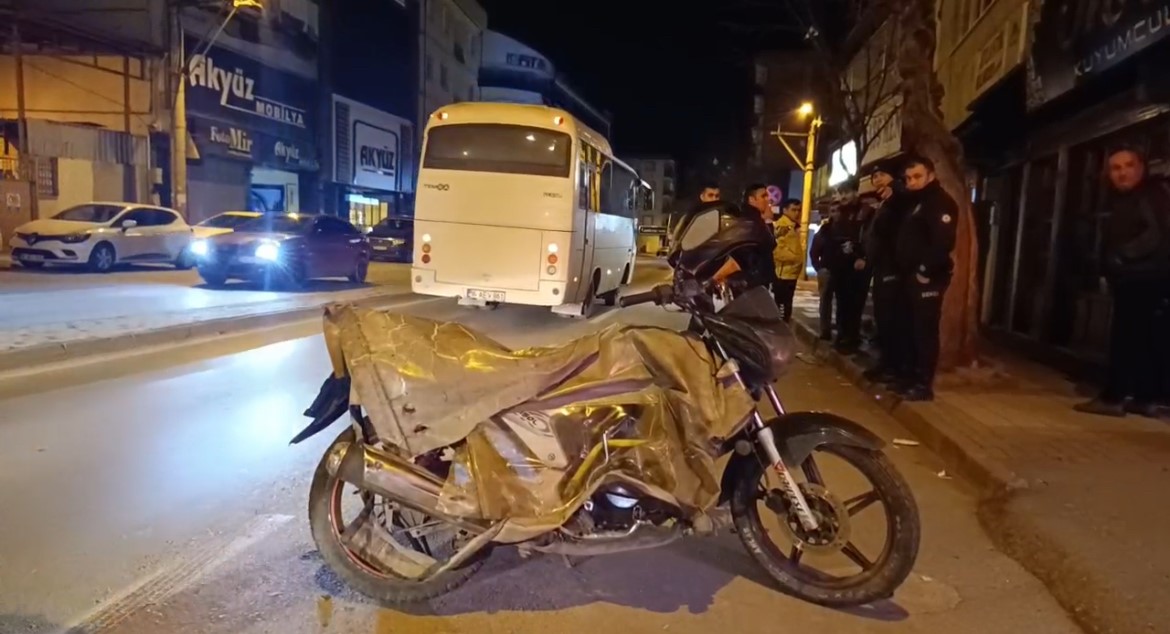 İki motosiklet böyle çarpıştı… 1’i hamile 2 yaralı

