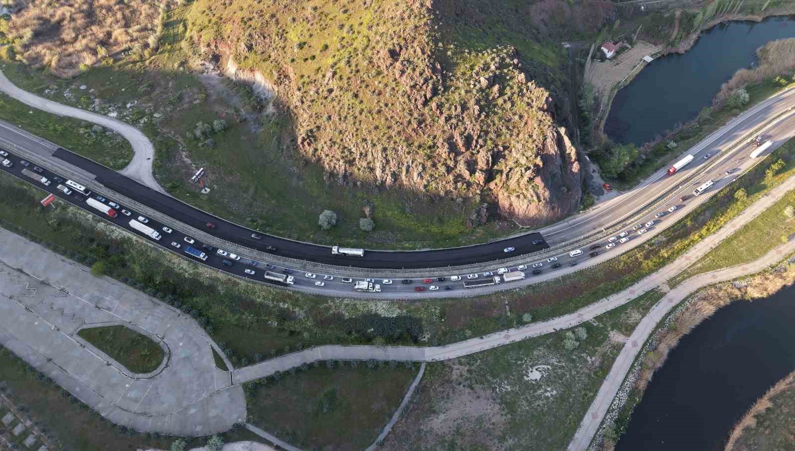 İki otomobil çarpıştı, 3 kişi yaralandı: Trafik yoğunluğu havadan görüntülendi
