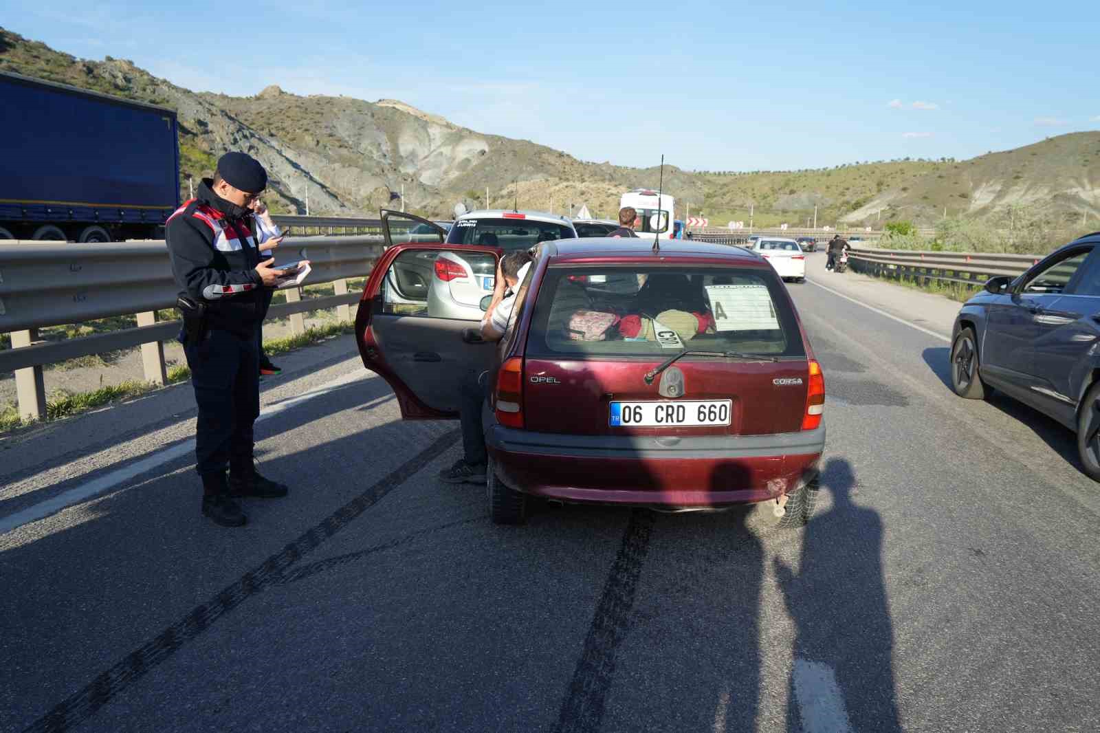 İki otomobil çarpıştı, 3 kişi yaralandı: Trafik yoğunluğu havadan görüntülendi
