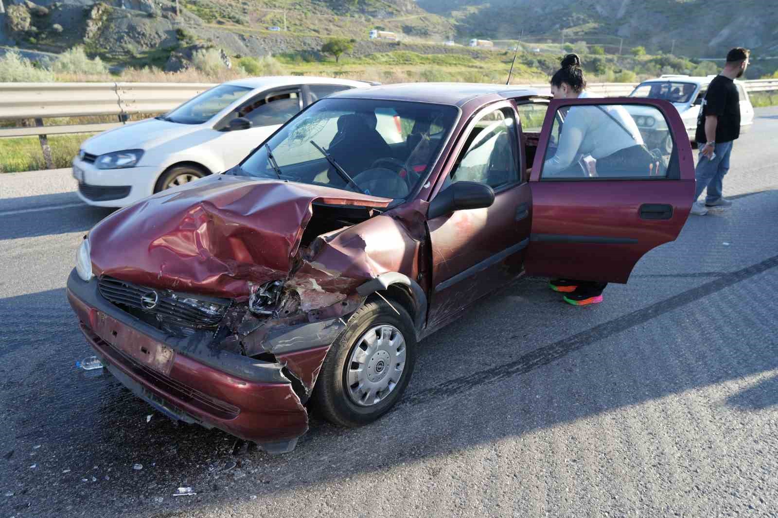 İki otomobil çarpıştı, 3 kişi yaralandı: Trafik yoğunluğu havadan görüntülendi
