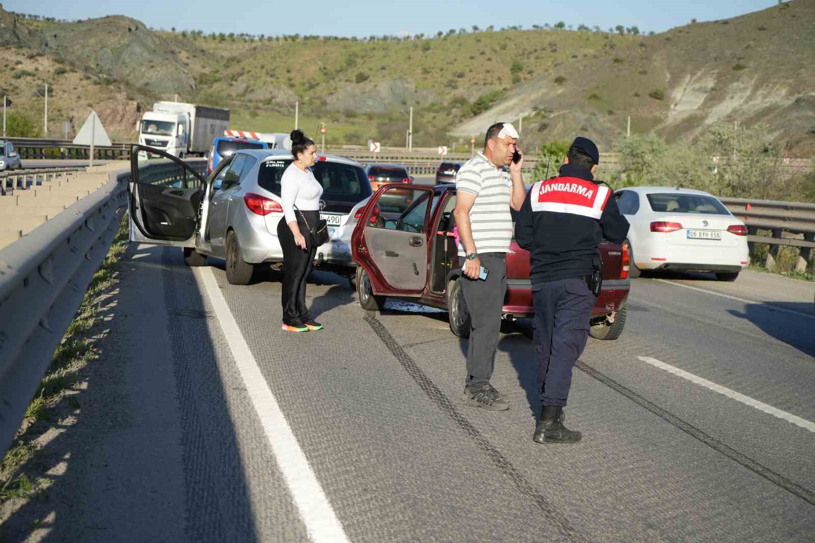 İki otomobil çarpıştı, 3 kişi yaralandı: Trafik yoğunluğu havadan görüntülendi

