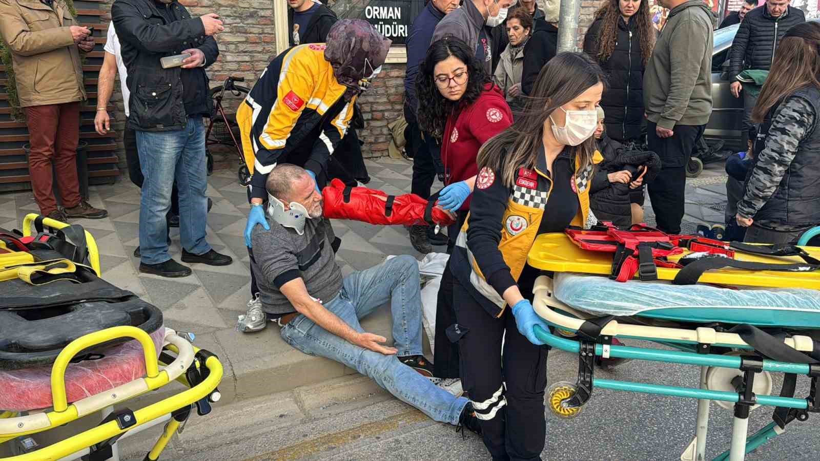 İki otomobil çarpıştı, savrulan araçlardan biri yayaların arasına daldı, 5 yaralı
