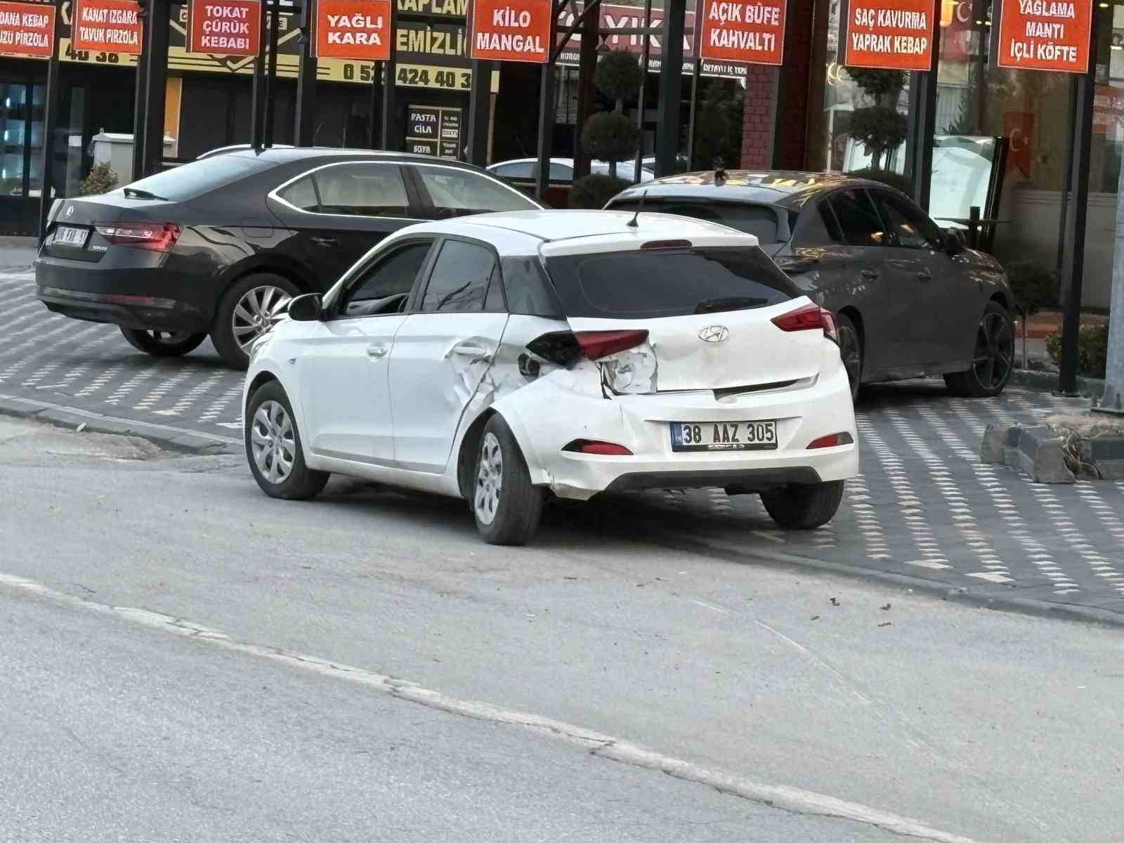 İki otomobil ve tramvayın karıştığı kazada 2 kişi yaralandı
