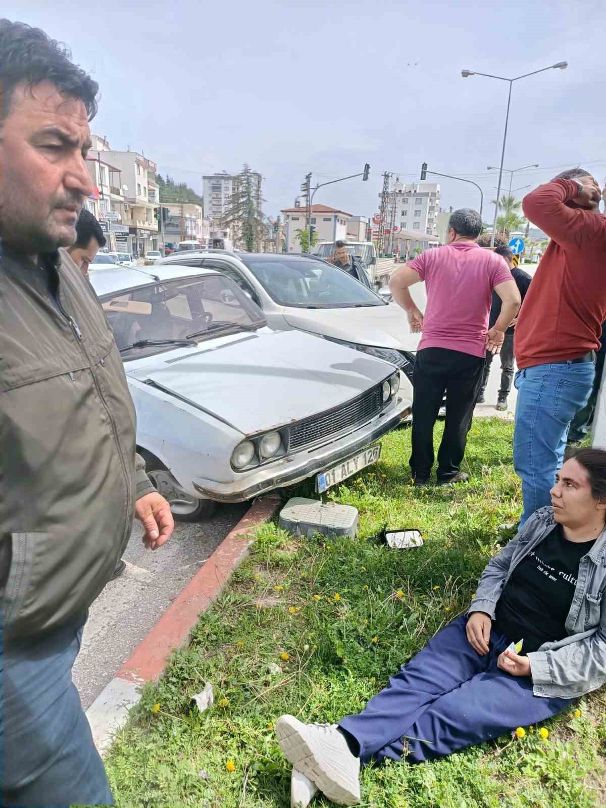 İki otomobilin çarpıştığı kaza anı kamerada
