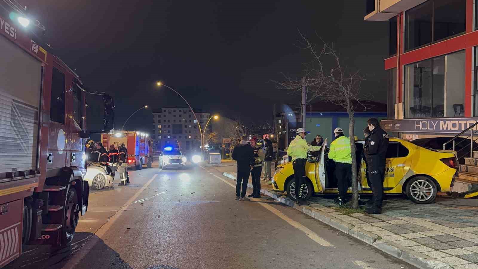 İki otomobilin çarpıştığı kaza maddi hasarla atlatıldı
