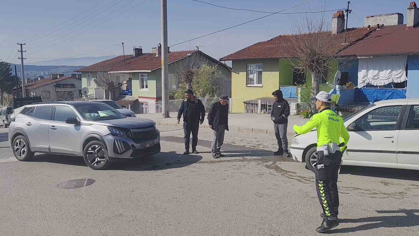 İki otomobilin çarpıştığı kazada 3 kişi yaralandı
