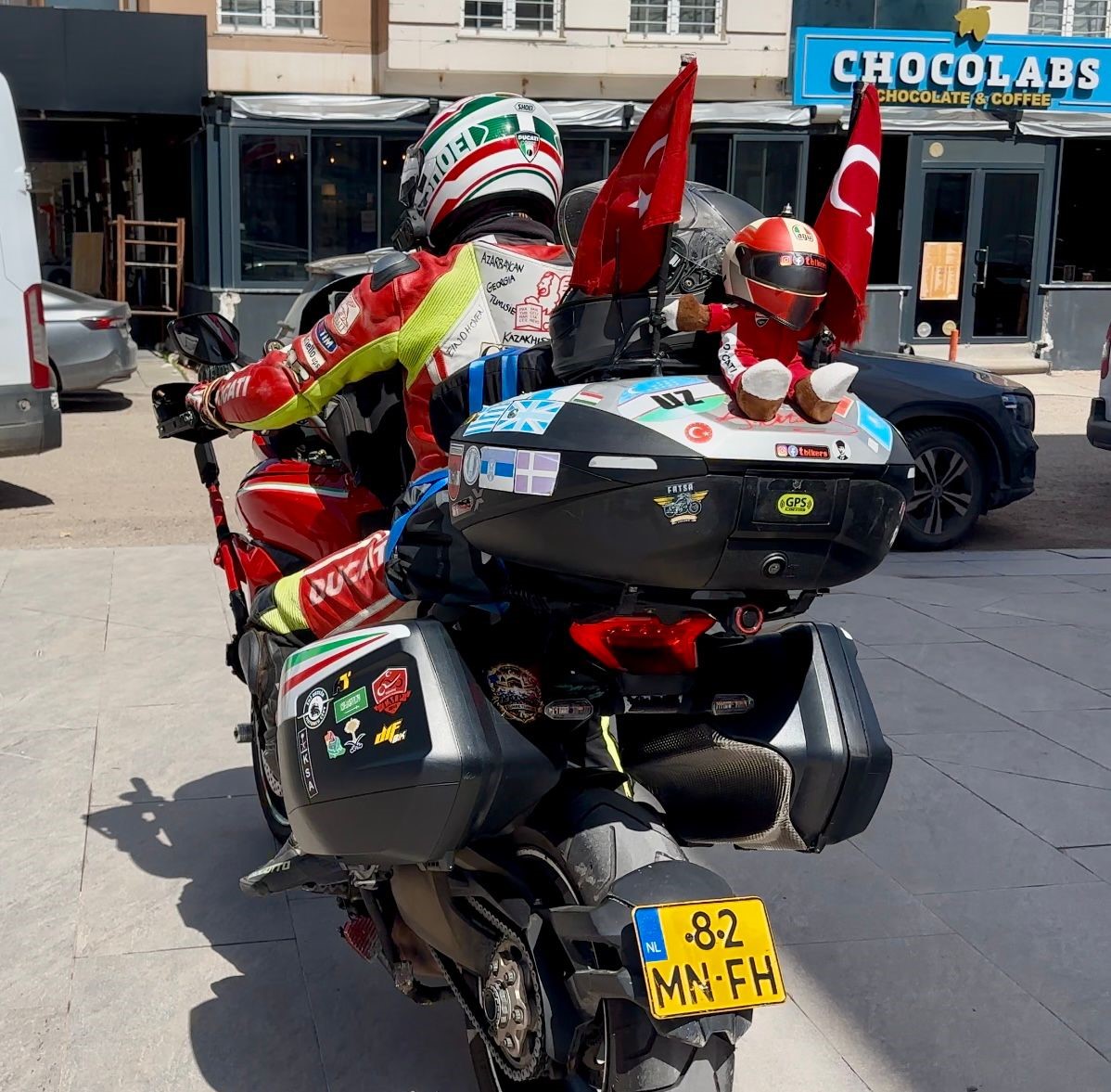 İki teker üzerinde binlerce kilometre katettiler, mübarek topraklarda umre yaptılar

