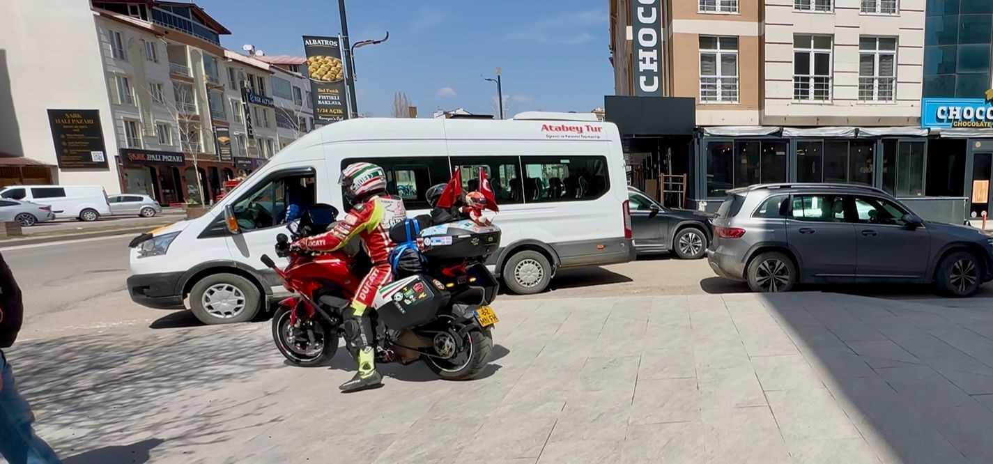 İki teker üzerinde binlerce kilometre katettiler, mübarek topraklarda umre yaptılar
