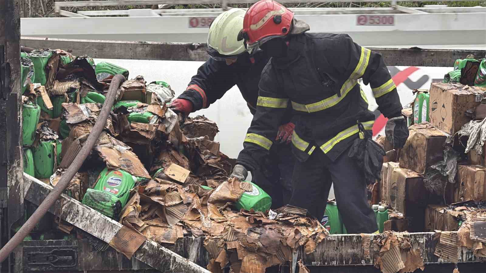 İki tır çarpıştı, D-650 savaş alanına döndü
