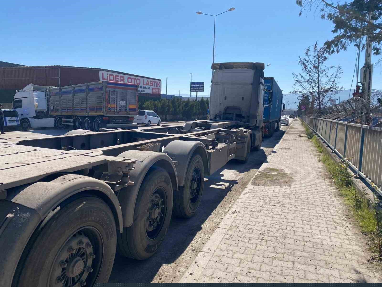 İki tırın arasında feci ölüm
