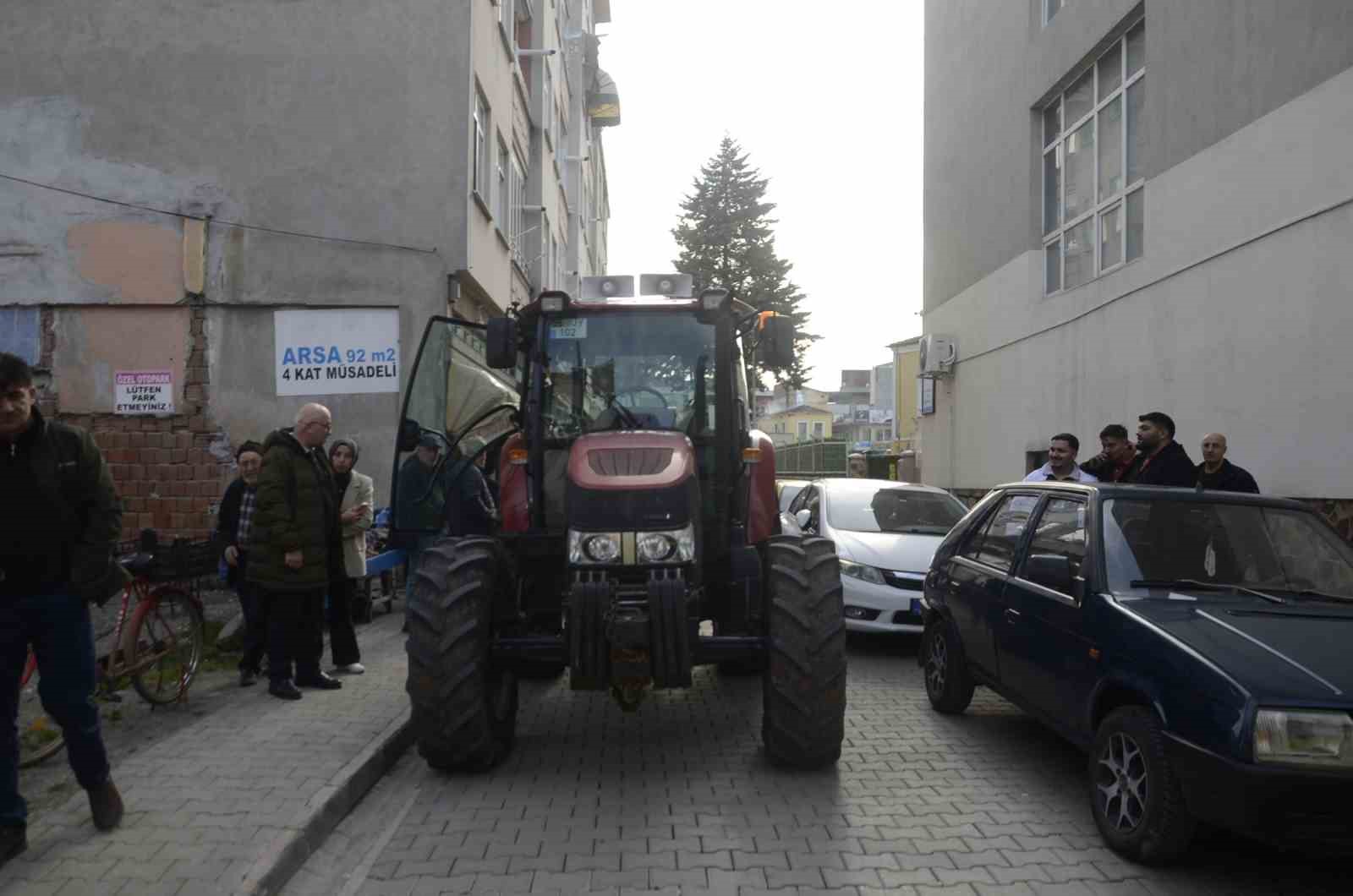 İki yıldır çözüm bulamadı, traktörüyle Bafra Belediyesi önüne dayandı
