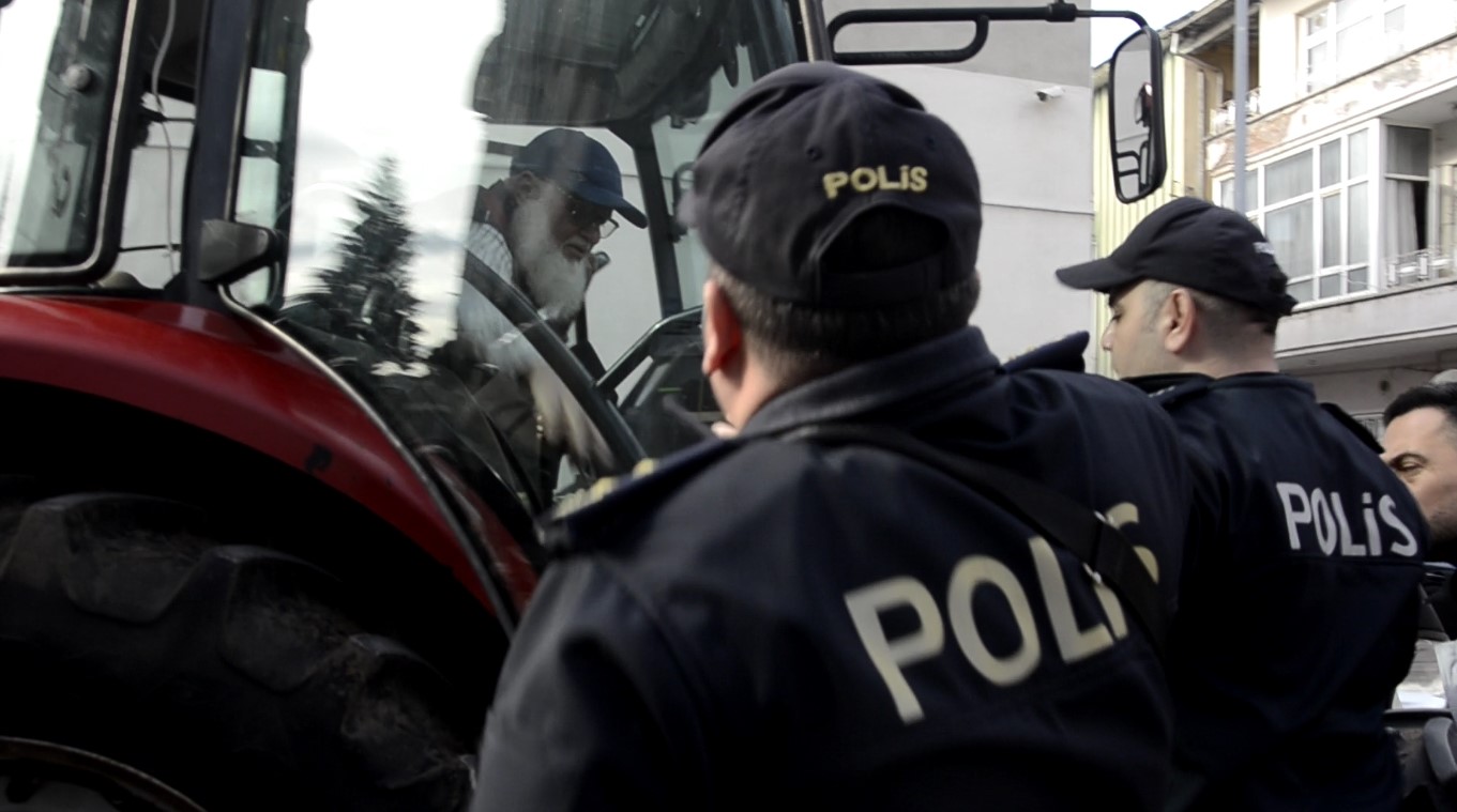 İki yıldır çözüm bulamadı, traktörüyle Bafra Belediyesi önüne dayandı
