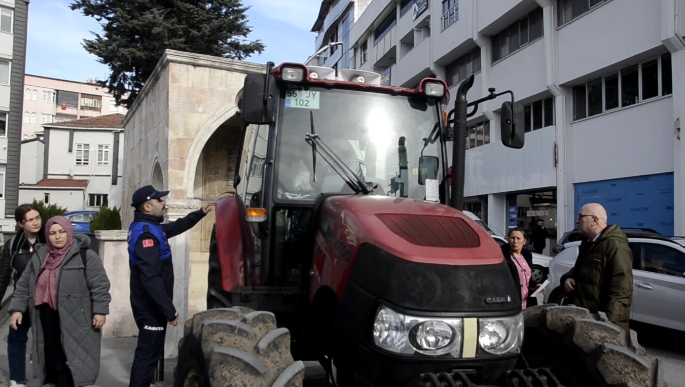 İki yıldır çözüm bulamadı, traktörüyle Bafra Belediyesi önüne dayandı
