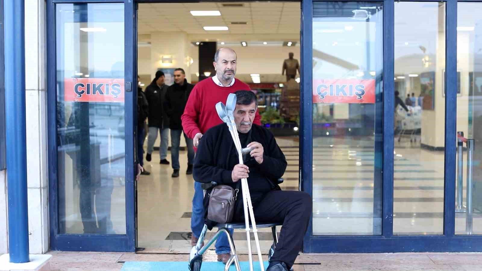 İkinci depreme ameliyatta yakalanıp, hekimlerin sedyeye sarılarak koruduğu Kenan Karadağ o anları anlattı
