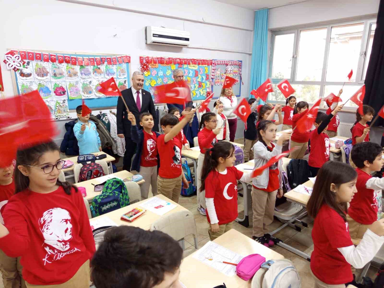 İkinci dönem "Bayrak Sevgisi" dersiyle başladı
